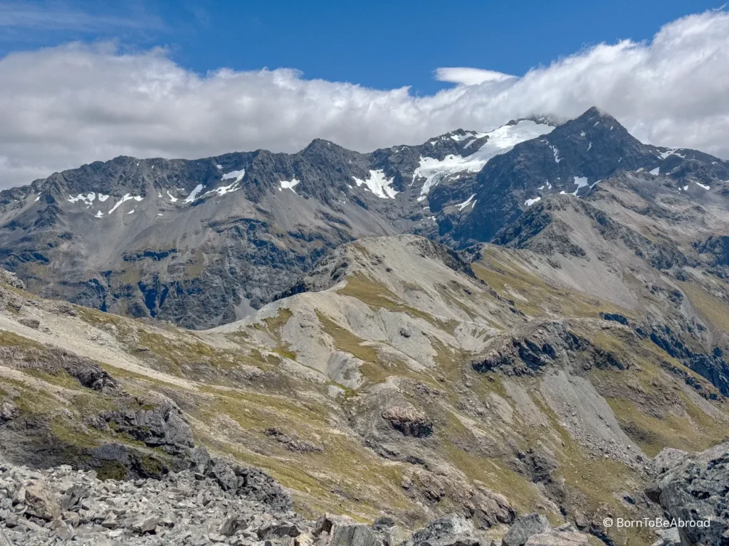 Des montagnes enneigées