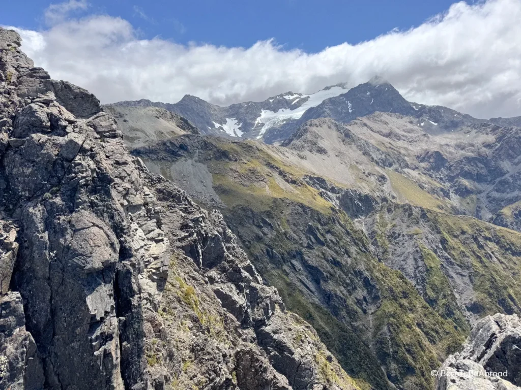 Vue sur les montagnes enneigées depuis Avalanche Peak