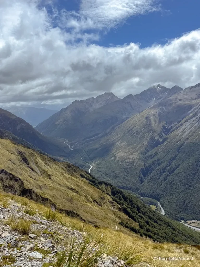 Vue en hauteur sur une rivière traversant des collines 