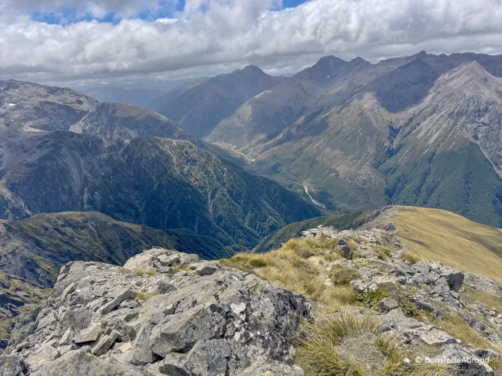 Vue panoramique sur une rivière nichée au coeur des collines