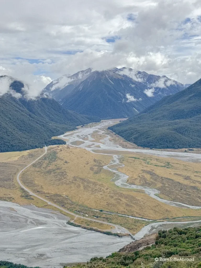 Vue panoramique sur une vallée dégagée avec des montagnes en arrière plan