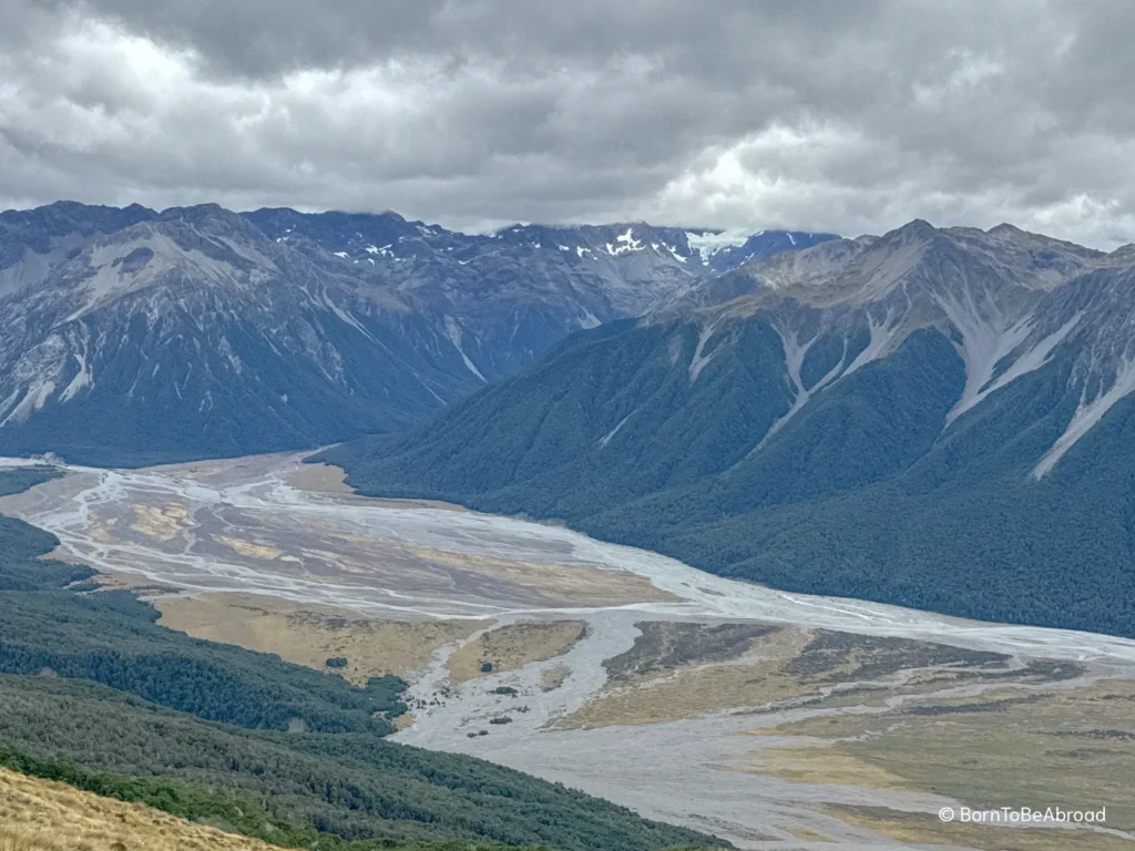 Vue panoramique sur une vallée dégagée avec des montagnes en arrière plan