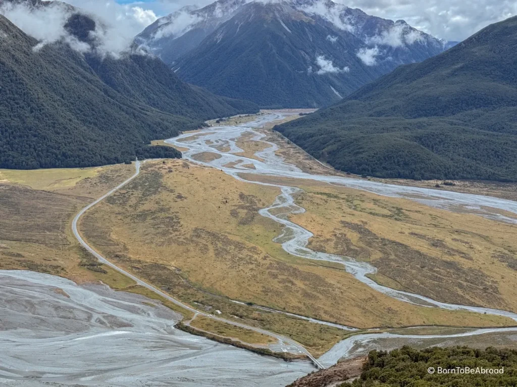 Vue panoramique sur une vallée dégagée avec des montagnes en arrière plan