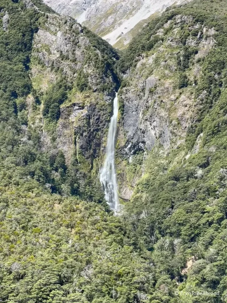 Cascade au milieu de la végétation