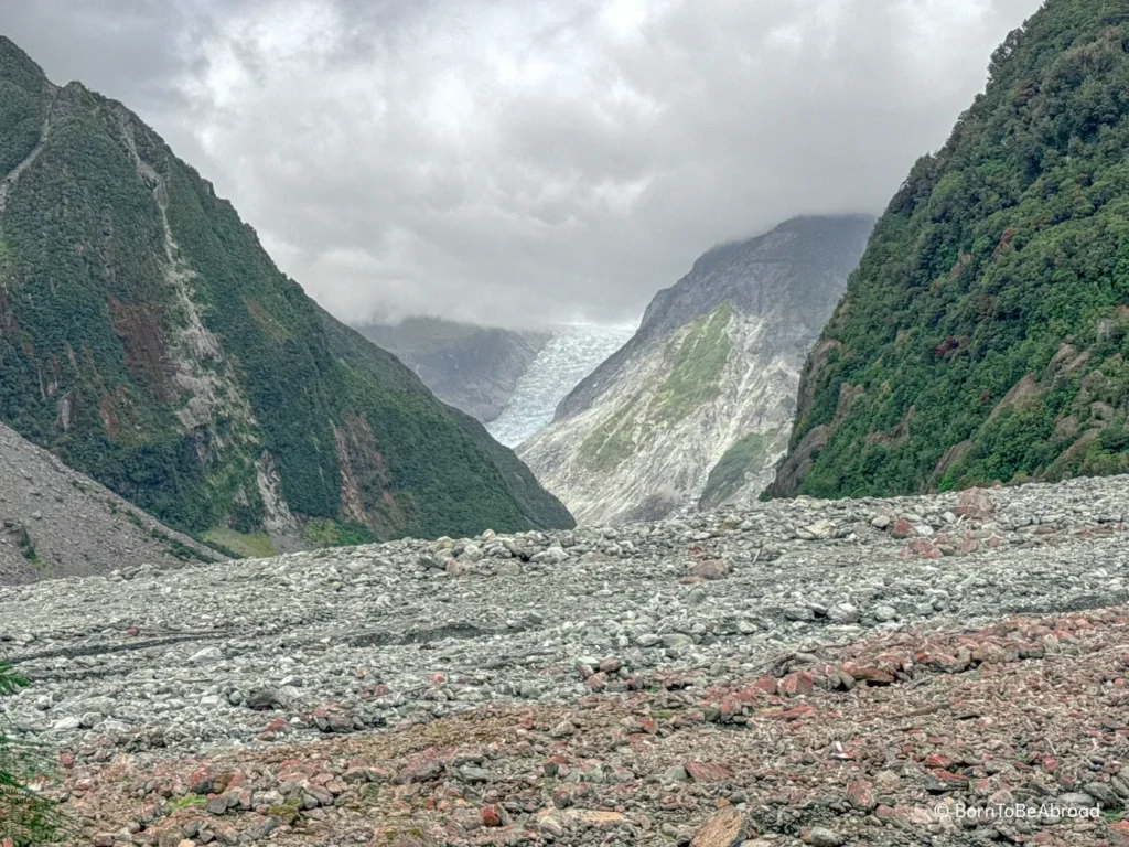 Point de vue sur un glacier entouré de collines verdoyantes