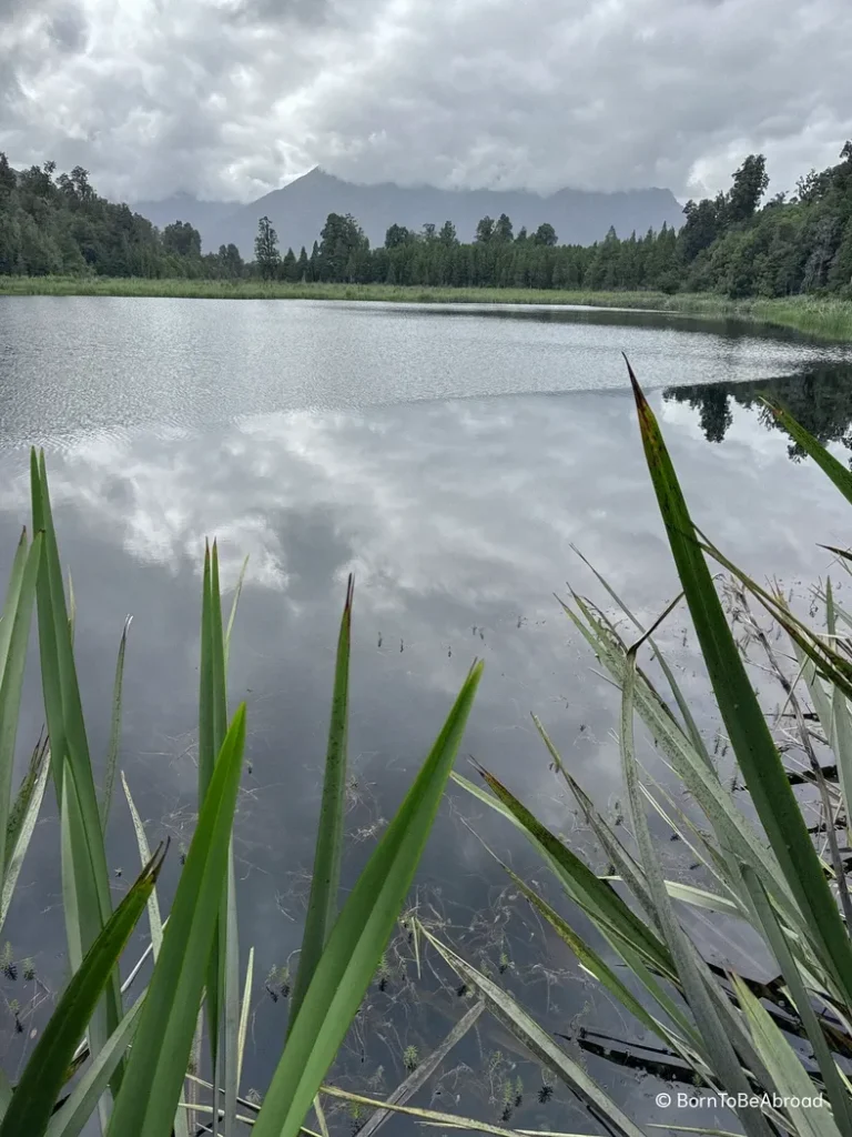 Lac calme avec en arrière plan une montagne