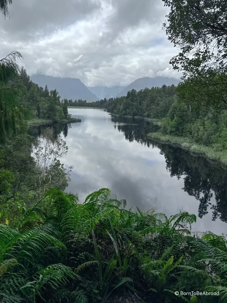 Lac au milieu d'une forêt tropicale sous un temps nuageux