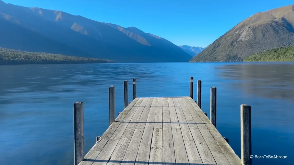 Ponton se jetant dans le lac Rotoiti, Nelson Lakes, Nouvelle-Zélande