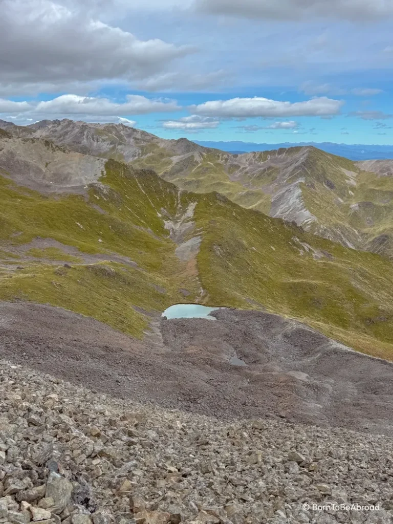 Petit lac alpin au milieu des terres arides 