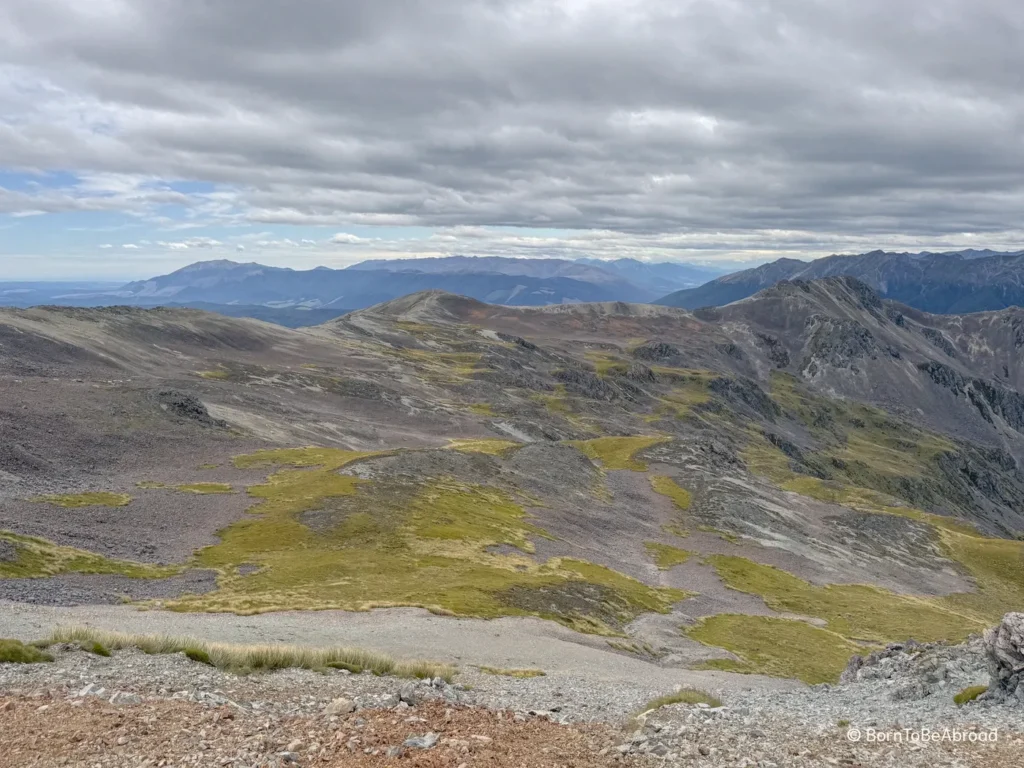 Vue panoramique sur les montagnes néo-zélandaises