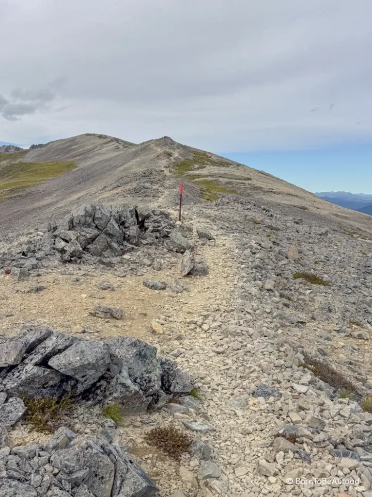 Sentier de randonnée sur une crête de montagne