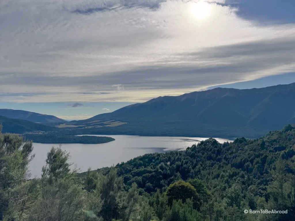 Vue en hauteur et sous le soleil sur le lac Rotoiti 