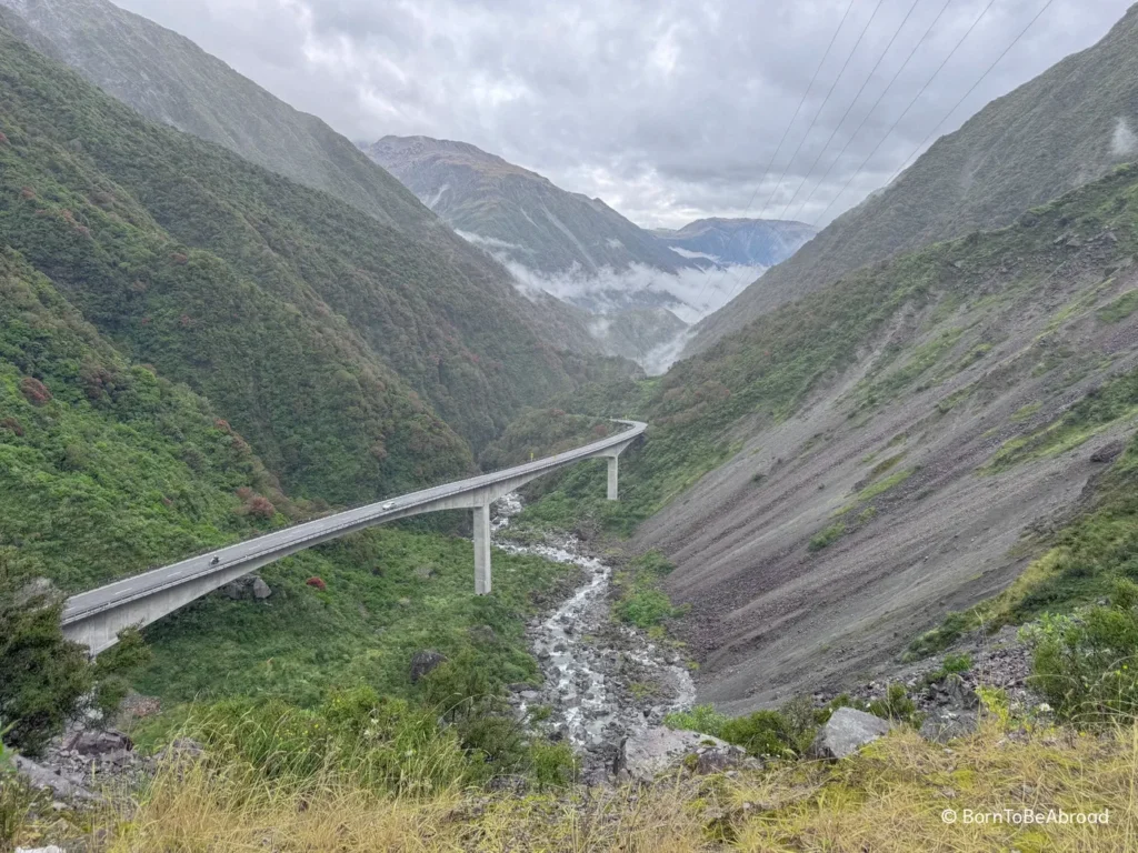 Vue d'un viaduct traversant les collines 