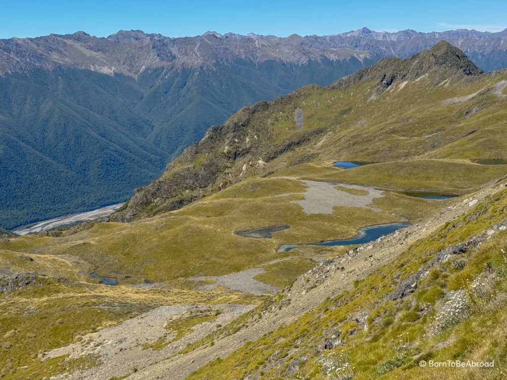 Petits lacs alpins nichés au coeur des montagnes