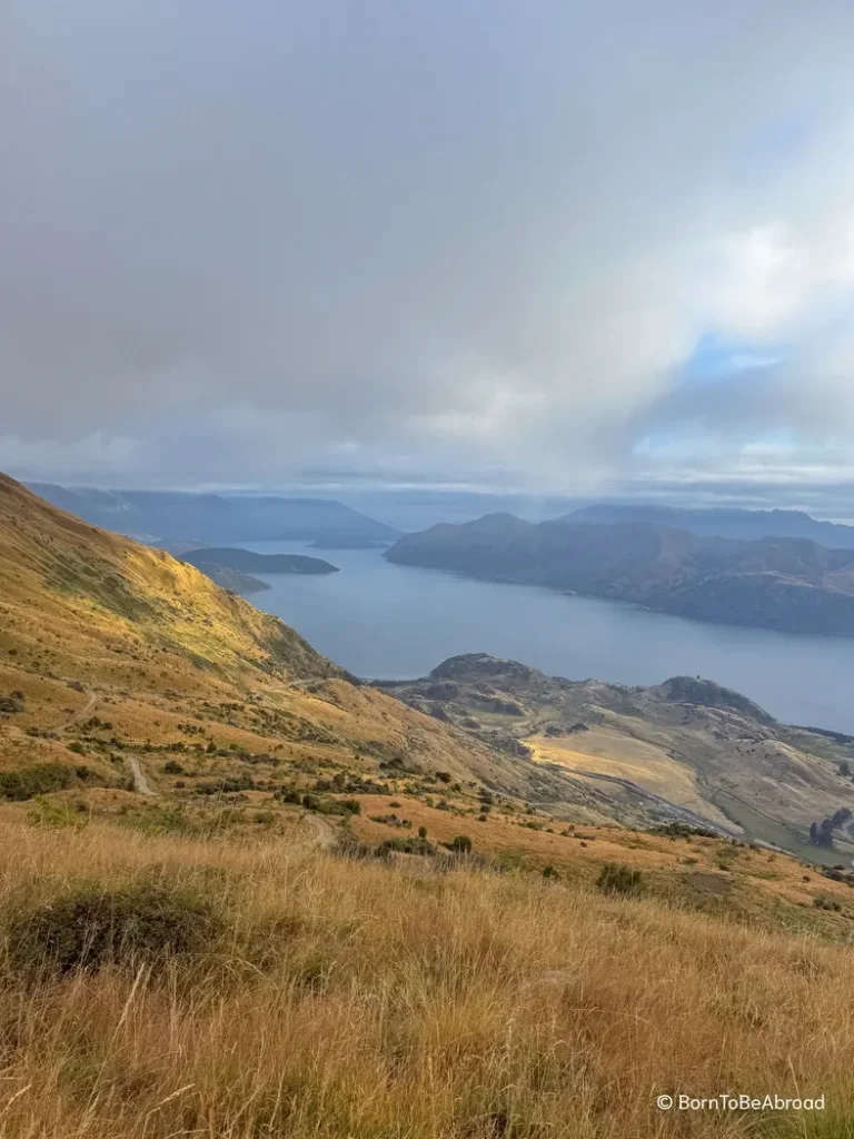 Vue dégagée sur le lac Wanaka depuis le Roy's Peak