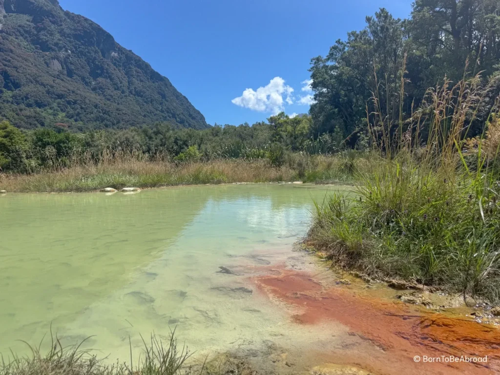 Des sources d'eau chaudes naturelles au milieu des montagnes