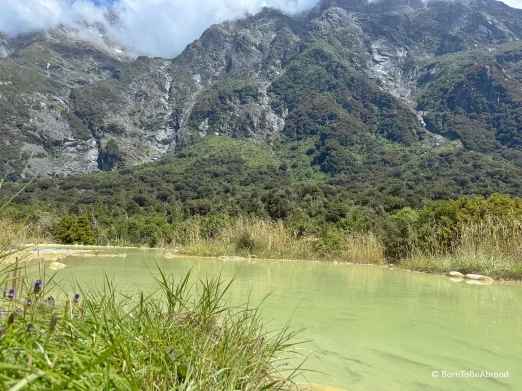 Des sources d'eau chaudes naturelles au milieu des montagnes