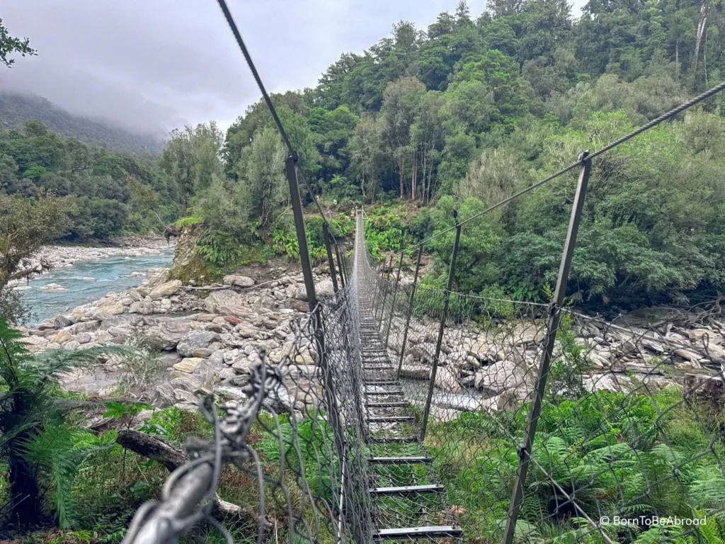 Pont suspendu au cours de la randonnée Copland Track