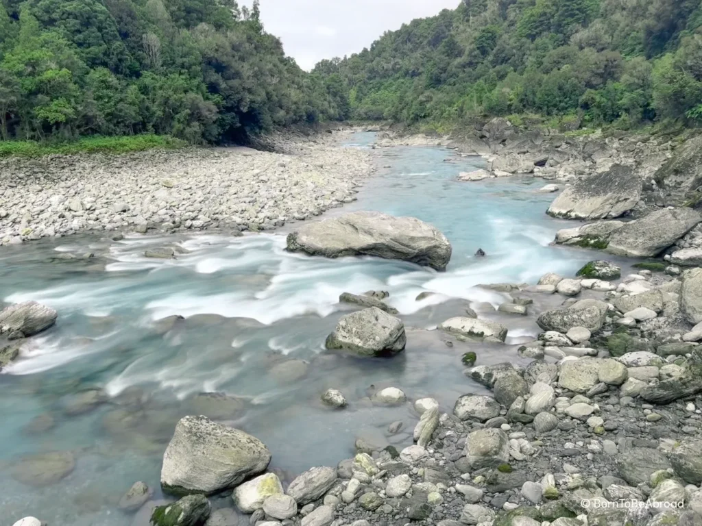 Rivière turquoise traversant la forêt