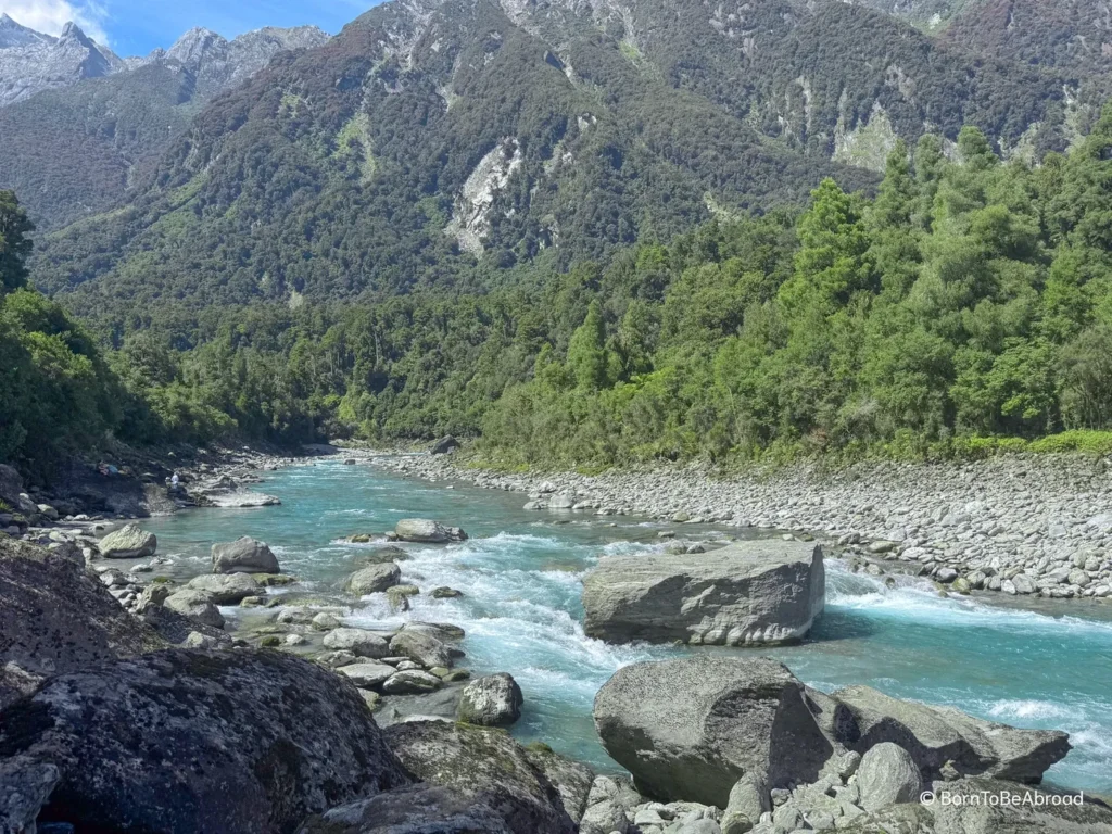 Rivière d'une couleur turquoise au milieu des montagnes