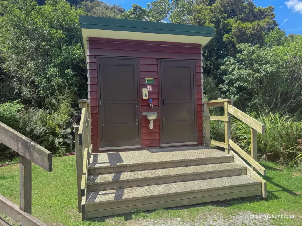 Cabane en bois représentant les toilettes de la Welcome Flat Hut