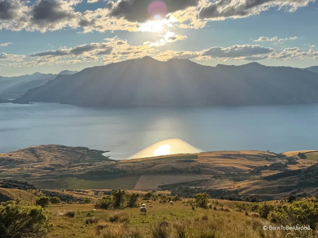 Vue panoramique sur le lac Hawea avec le soleil se levant derrière les montagnes