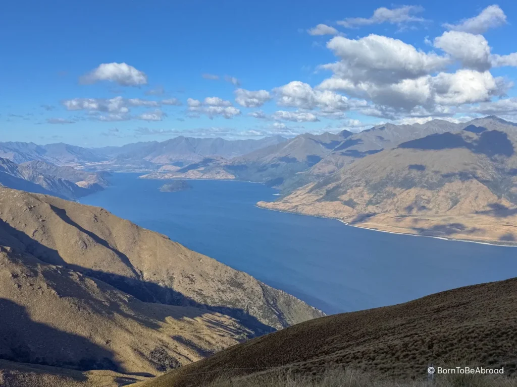 Vue panoramique sur le lac Wanaka sous un temps ensoleillé