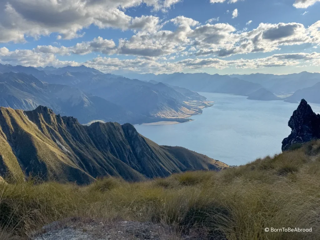 Vue en hauteur sur le lac Hawea sous un temps ensoleillé