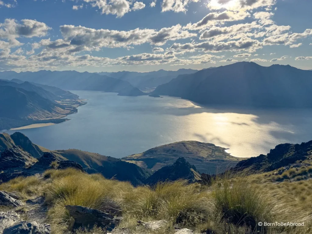 Vue en hauteur sur le lac Hawea sous un temps ensoleillé