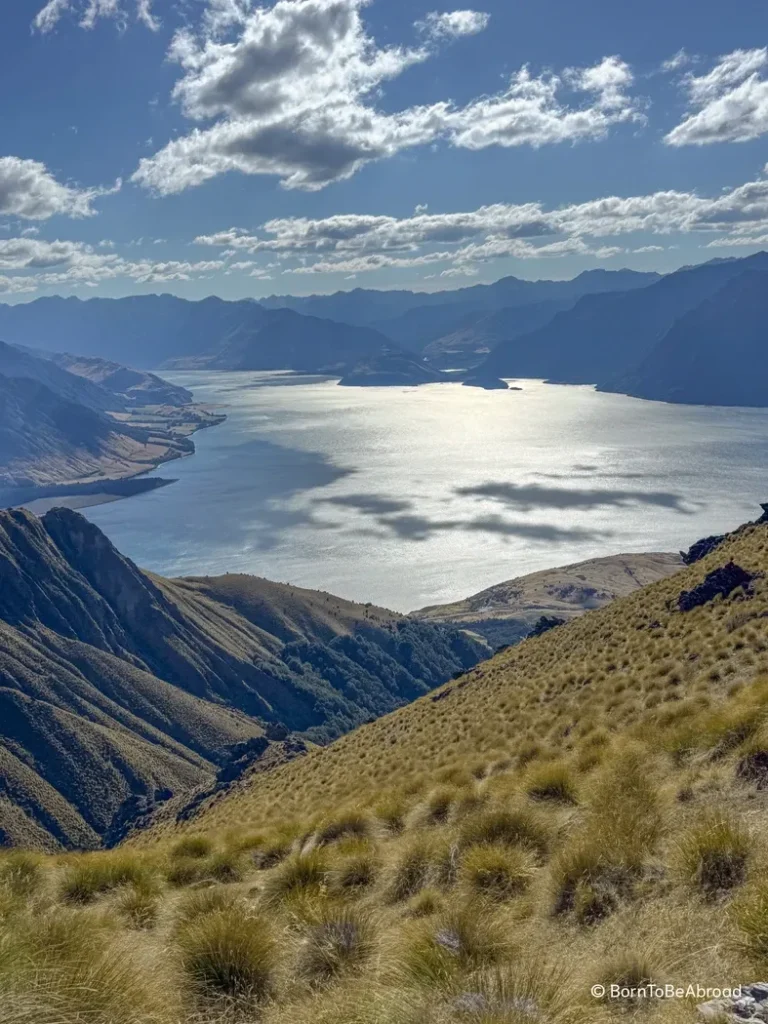 Vue en hauteur sur le lac Hawea sous un temps ensoleillé