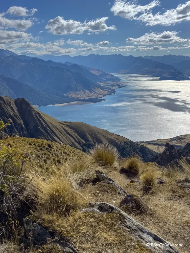 Vue en hauteur sur le lac Hawea sous un temps ensoleillé