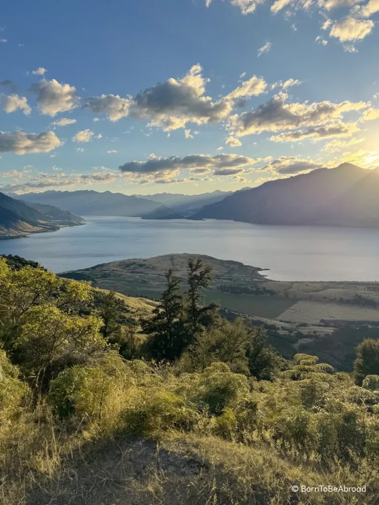 Vue en hauteur sur le lac Hawea sous un temps ensoleillé