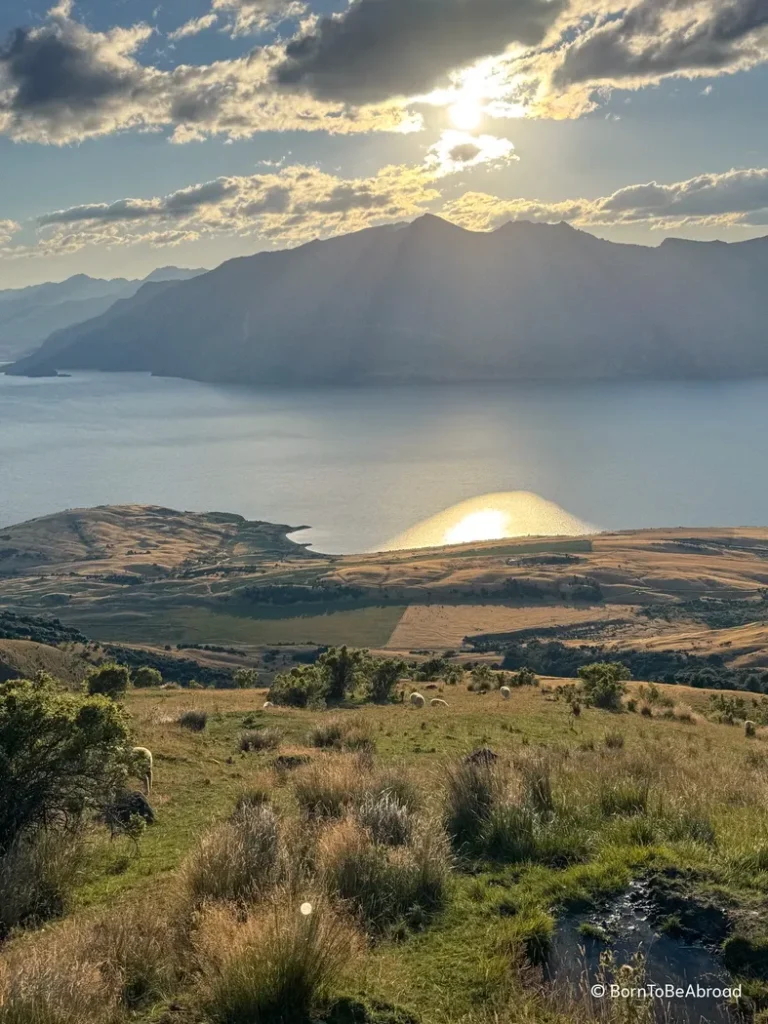 Vue en hauteur sur le lac Hawea sous un temps ensoleillé