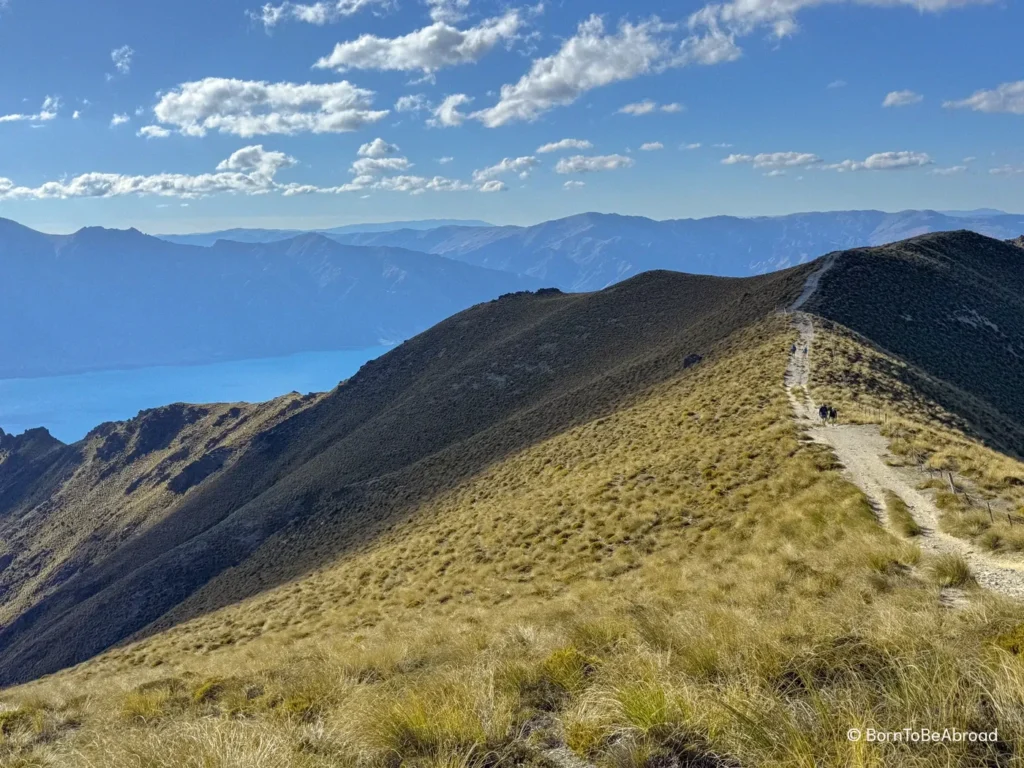 Sentier se dessinant sur une crête d'une montagne