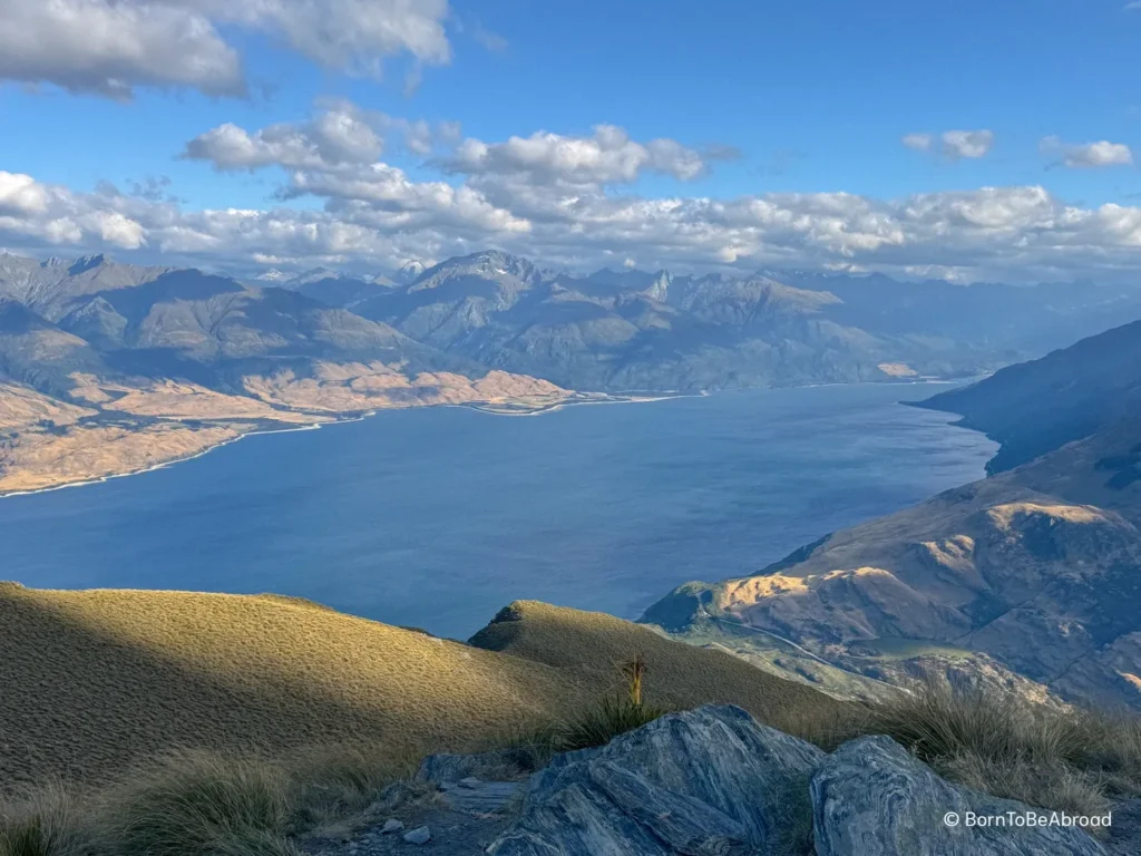 Vue panoramique sur le lac Wanaka sous un temps ensoleillé