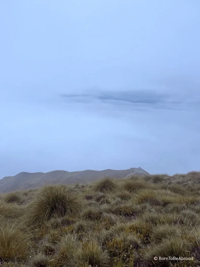 Une colline envahie par les nuages