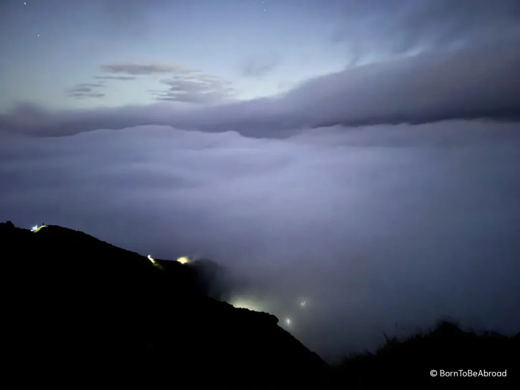 Vue nocturne sur des nuages depuis le sommet de Roy's Peak