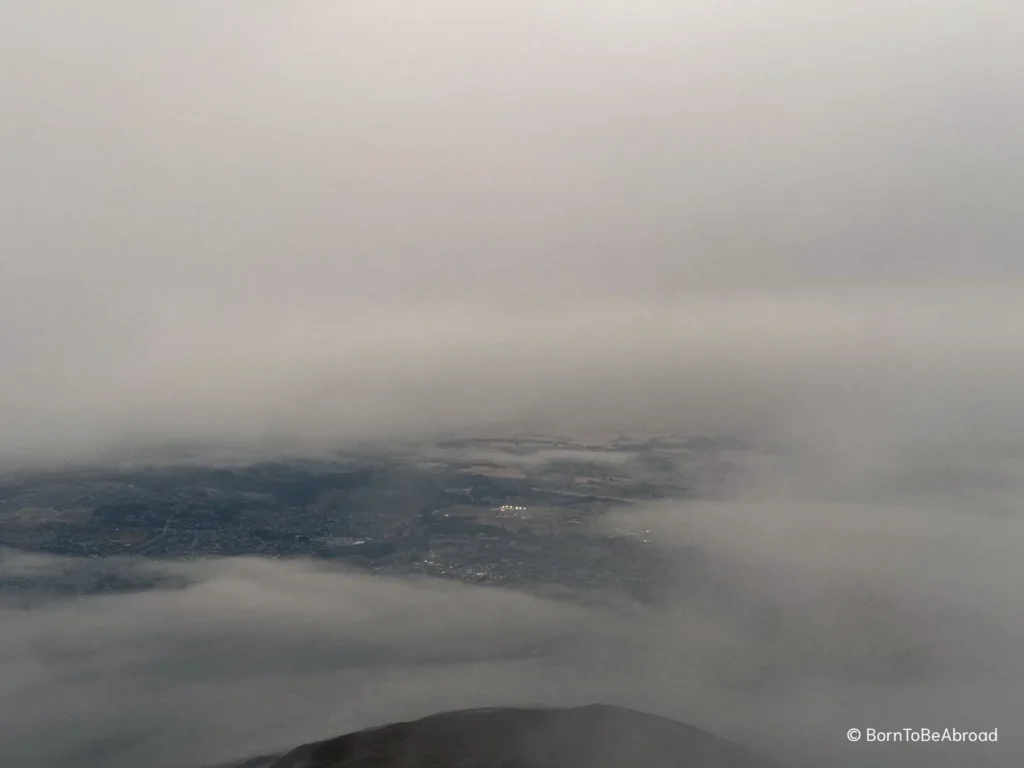 Une vue panoramique sur Wanaka complètement masquée par les nuages