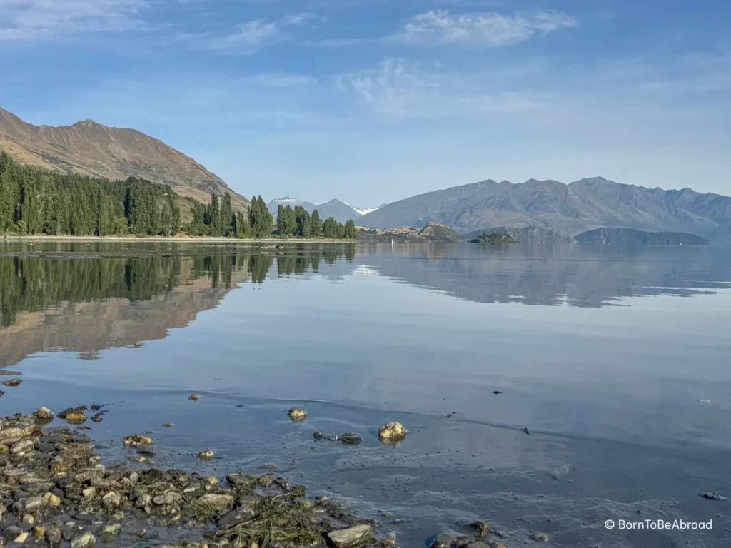 Lac Wanaka au levé du soleil avec les montagnes se reflétant dans celui-ci