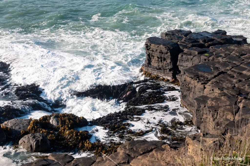 Vagues se déchaînant sur les rochers de Curio Bay, Nouvelle-Zélande