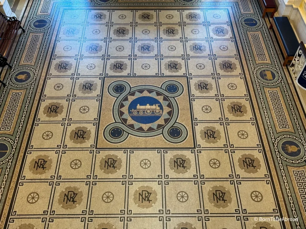 Vue depuis le haut sur le sol de la gare de Dunedin montrant les 750 000 mosaïques qui le composent