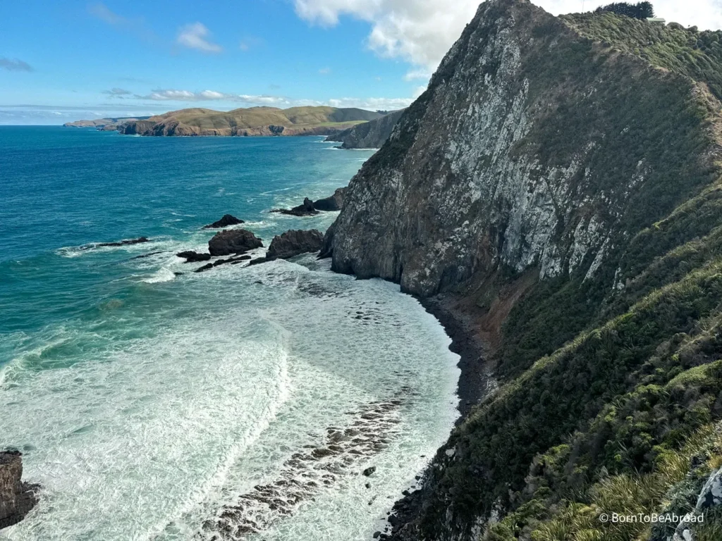 Océan se déchainant sur une falaise de roches noires 