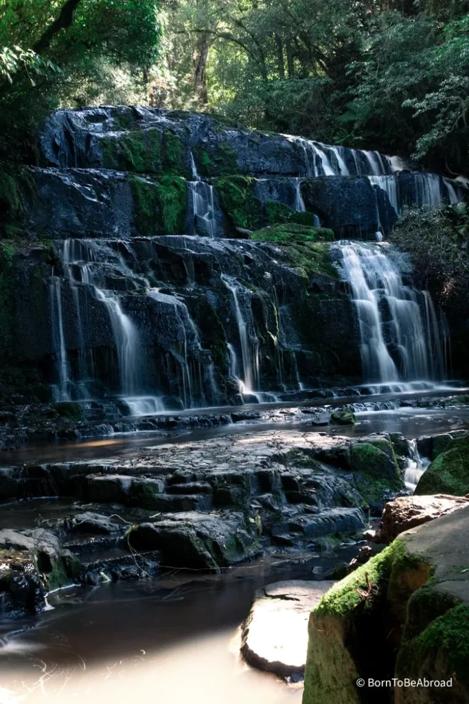 Cascade à trois niveaux en pleine forêt