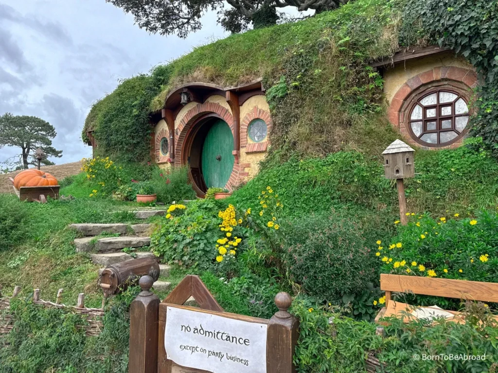 La maison de Bilbo et Frogo Baggins dans le village des Hobbits en Nouvelle-Zélande