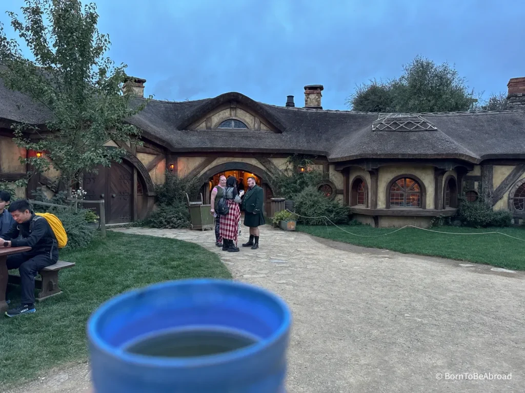 La célèbre taverne Green Dragon Inn lors de ma visite à Hobbiton