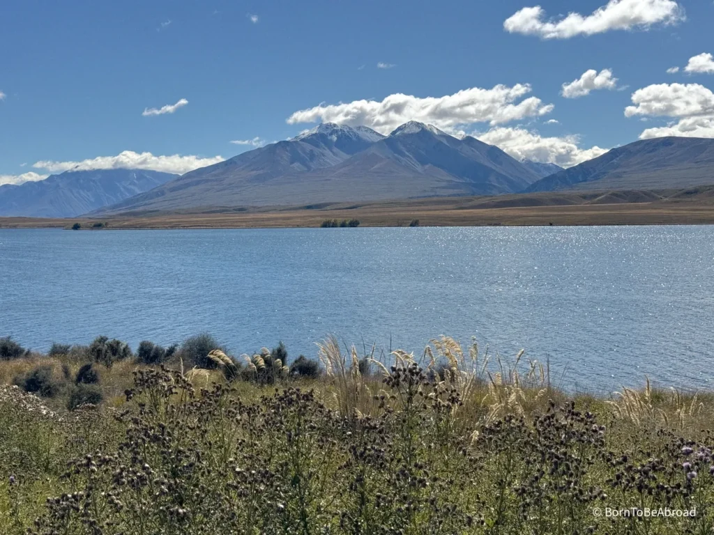 Le lac Clearwater en Nouvelle-Zélande avec des montagnes en arrière plan
