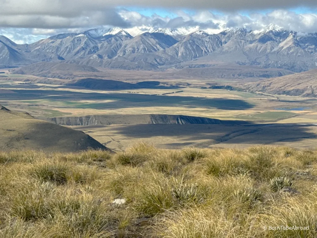 Vue depuis le Mont Guy sur les montagnes environnantes de Nouvelle-Zélande