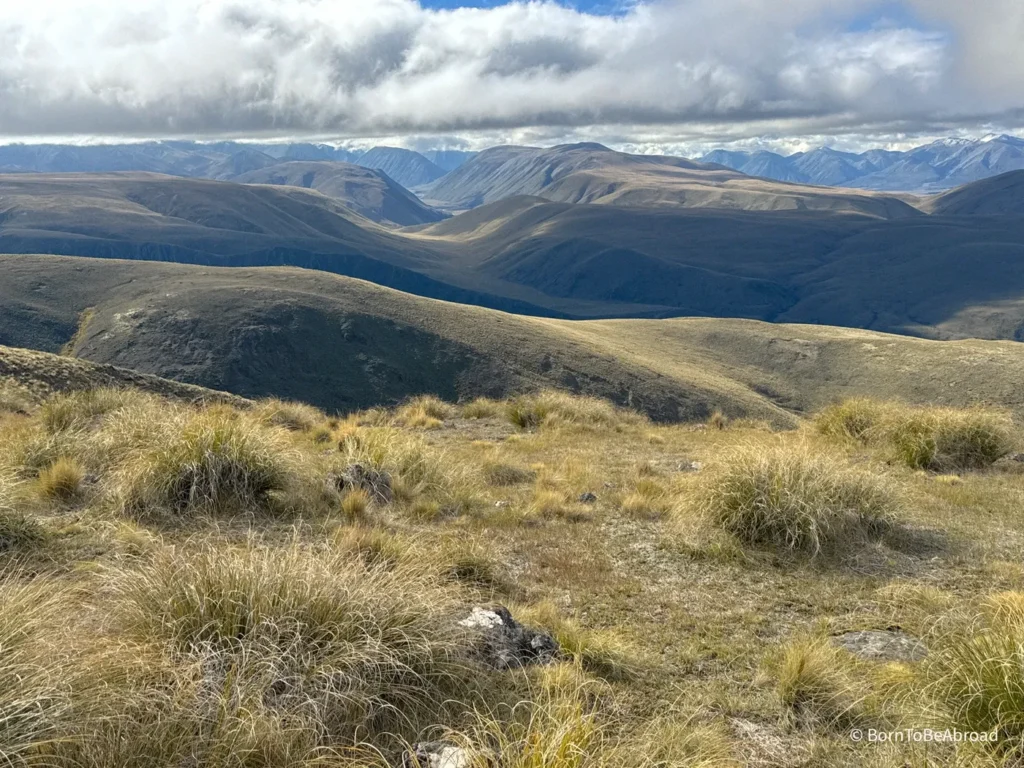 Vue depuis le Mont Guy sur les montagnes environnantes de Nouvelle-Zélande