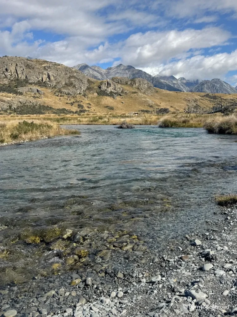 Rivière avec le Mont Sunday en arrière-plan