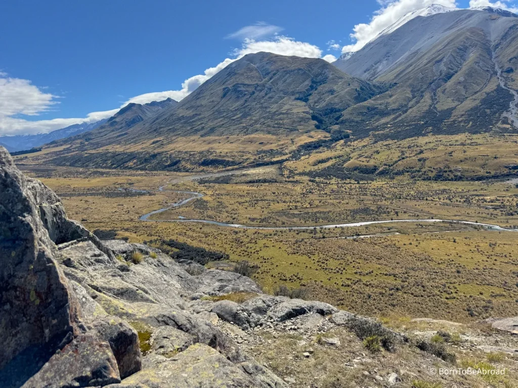 Vue en hauteur sur les plaines de Rohan depuis le Mont Sunday aka Edoras en Nouvelle-Zélande